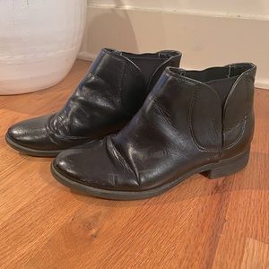 Black faux leather slip-on size 7.5 Unisa booties